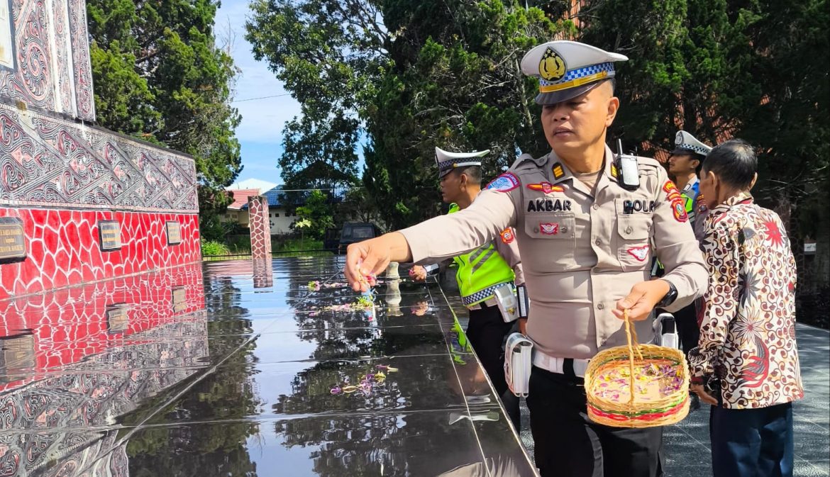 Peringati Hari Lalu Lintas Ke 70, Satlantas Polres Toba Gelar Ziarah dan Tabur Bunga Ke TMP Sisingamangaraja XII
