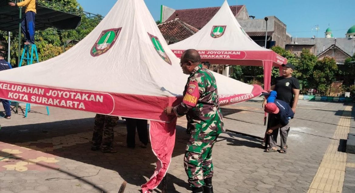 Babinsa Joyotakan Latihan Pemasangan Tenda Darurat Antisipasi Bencana Bersama Bhabinkamtibmas dan Linmas