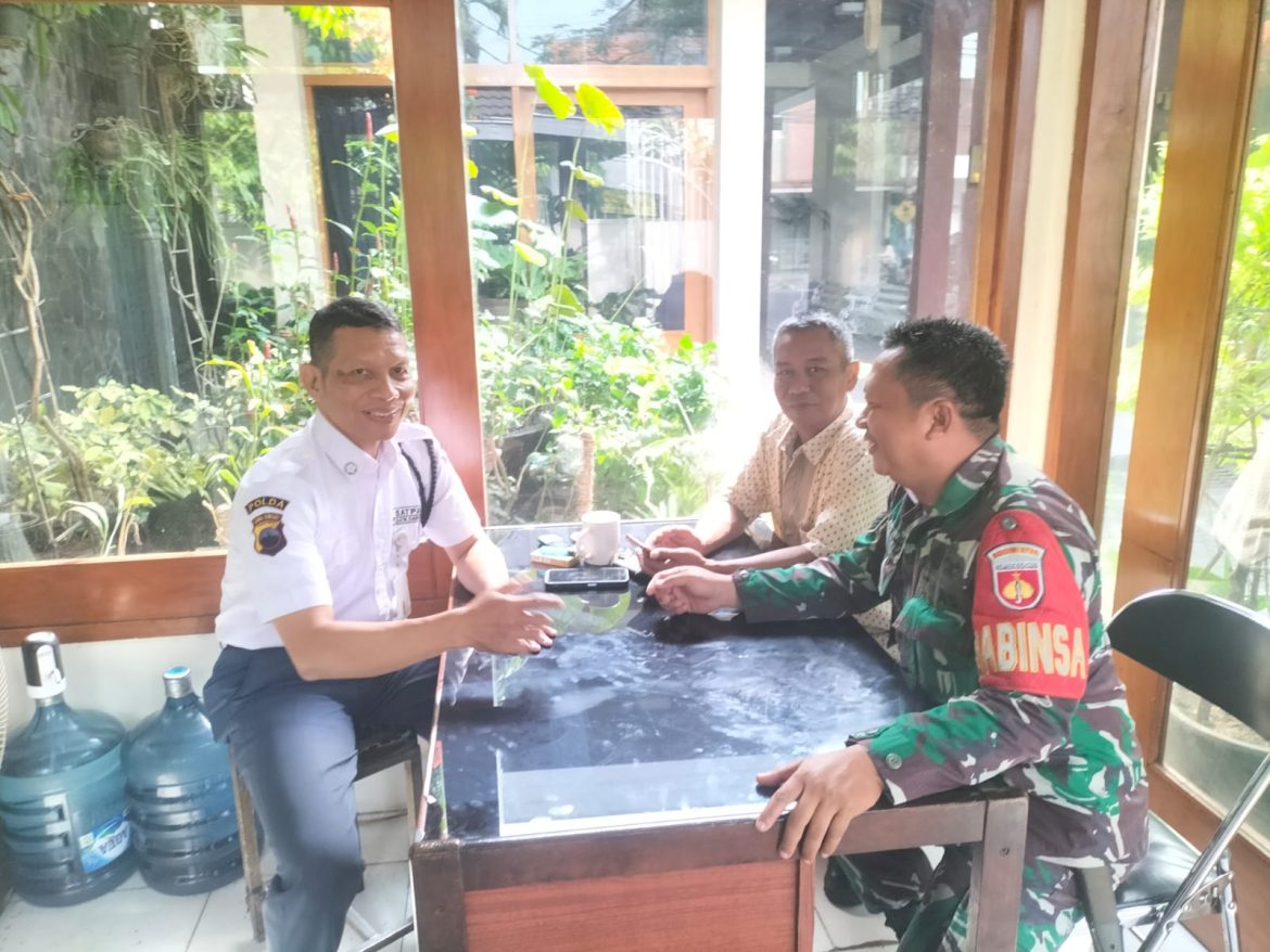 Peringati HUT TNI dan HUT Kodam IV/Dip, Kodim Sragen bersih bersih pasar