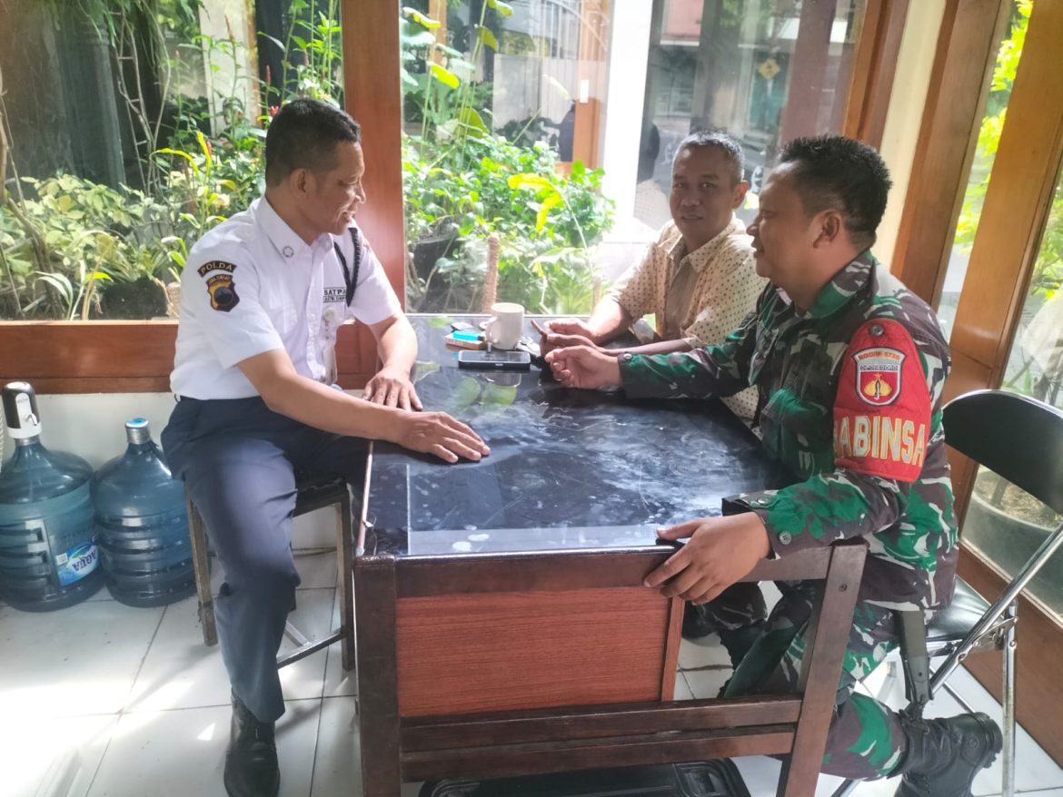 Guna Mempererat Hubungan Baik Dengan Warga Binaan Babinsa Kemlayan Laksanakan Komsos.