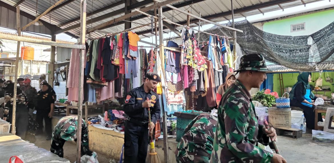 Peringati HUT TNI dan HUT Kodam IV/Dip, Kodim Sragen bersih bersih pasar