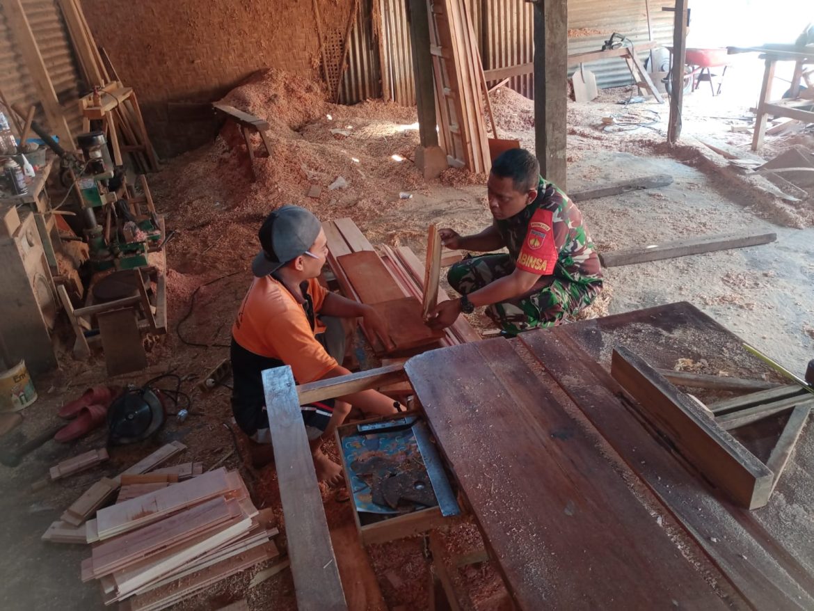 Babinsa Nogosari Dukung UMKM Mebel Jati Cabean, Dorong Produksi dan Pemasaran Digital