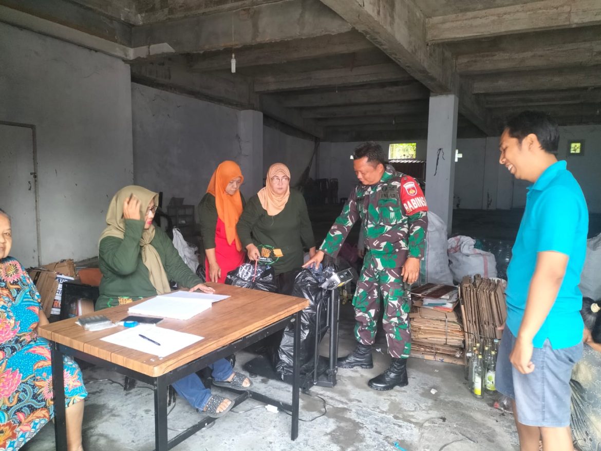 Pendampingan Babinsa Kemlayan Berikan Motivasi Semangat Kerja Kepada Petugas Bank Sampah.