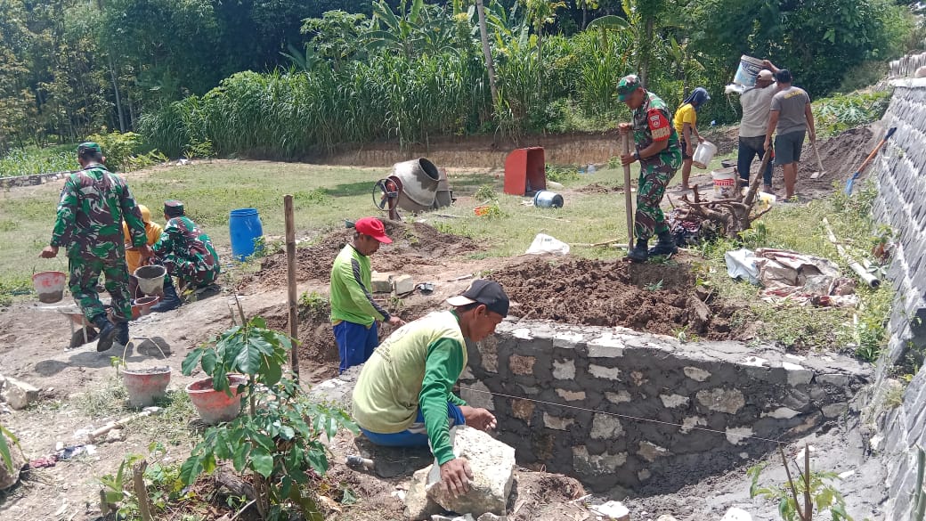 Warga dan Babinsa Gotong Royong Dalam Pembagunan Talud di Desa Tangggan