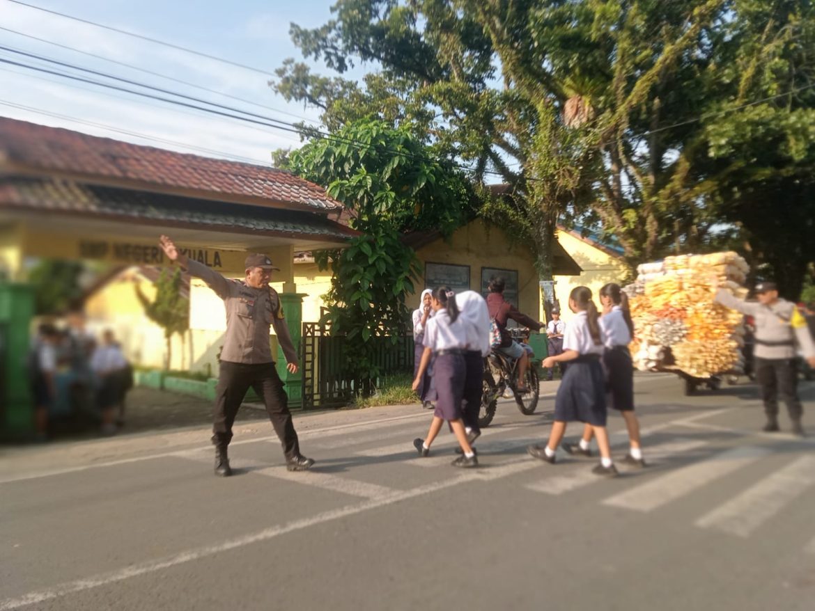 Polisi Hadir di Tengah Masyarakat, Bhabinkamtibmas Polsek Kuala Gatur Pagi di Depan SMPN 1 Kuala.