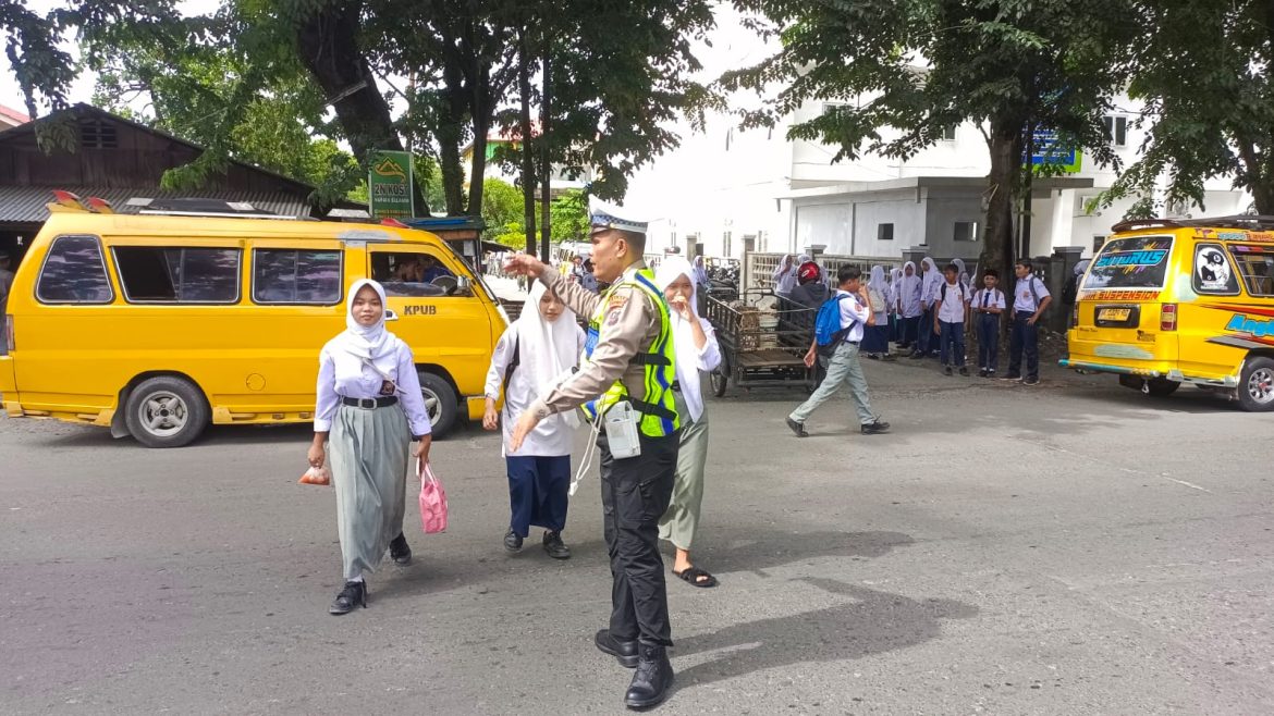 Sat Lantas Polres Langkat Tingkatkan Pengaturan Lalu Lintas di Jam Padat Pagi Hari.