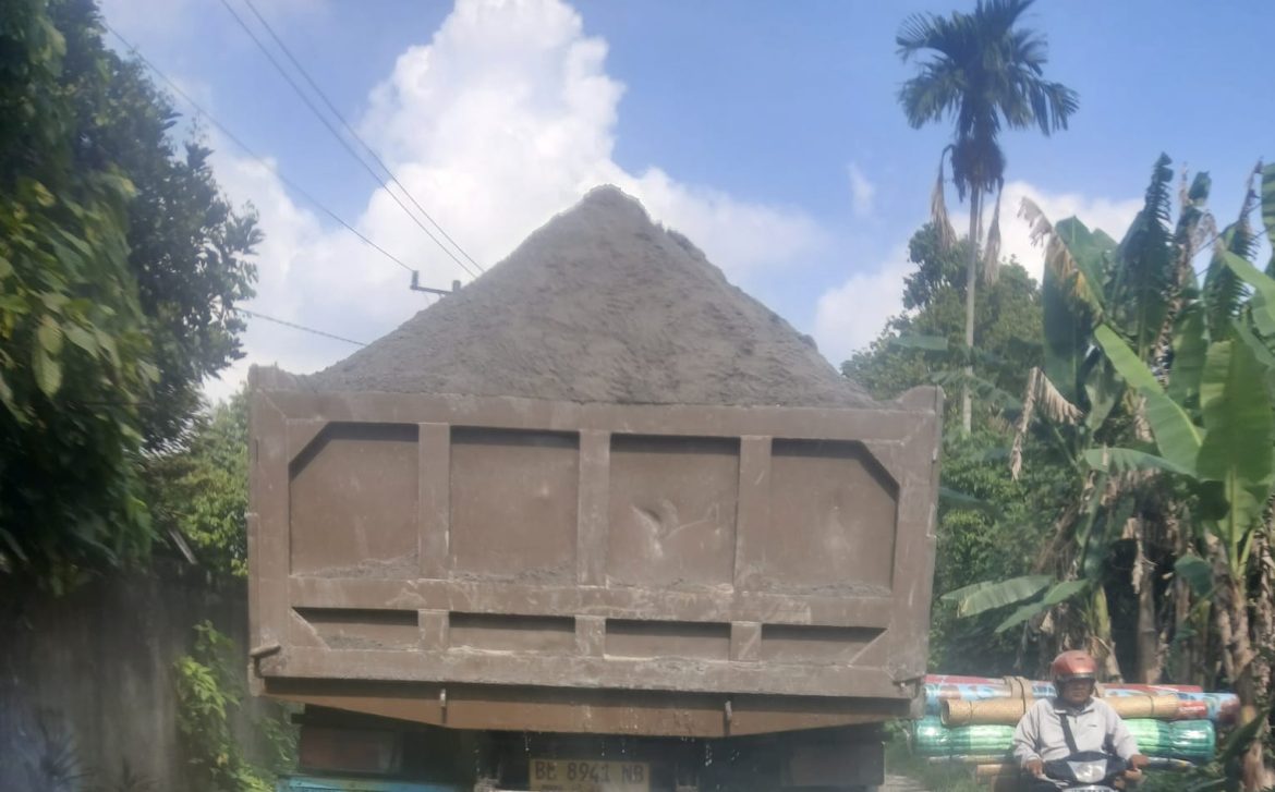 Jalan Rusak dan Berlobang Diduga Akibat Mobil Truk Ber Plat Luar Sumatra utara.