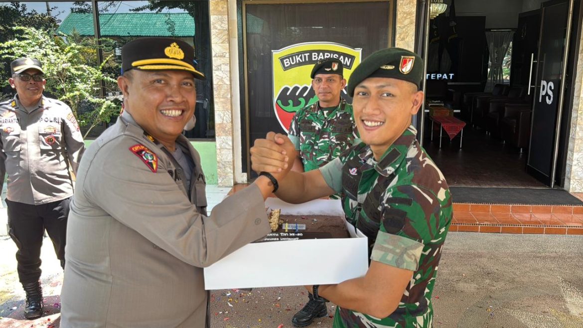 Polres Langkat Berikan Kue Ulang Tahun Secara Serentak kepada TNI dalam Rangka HUT TNI ke-80.