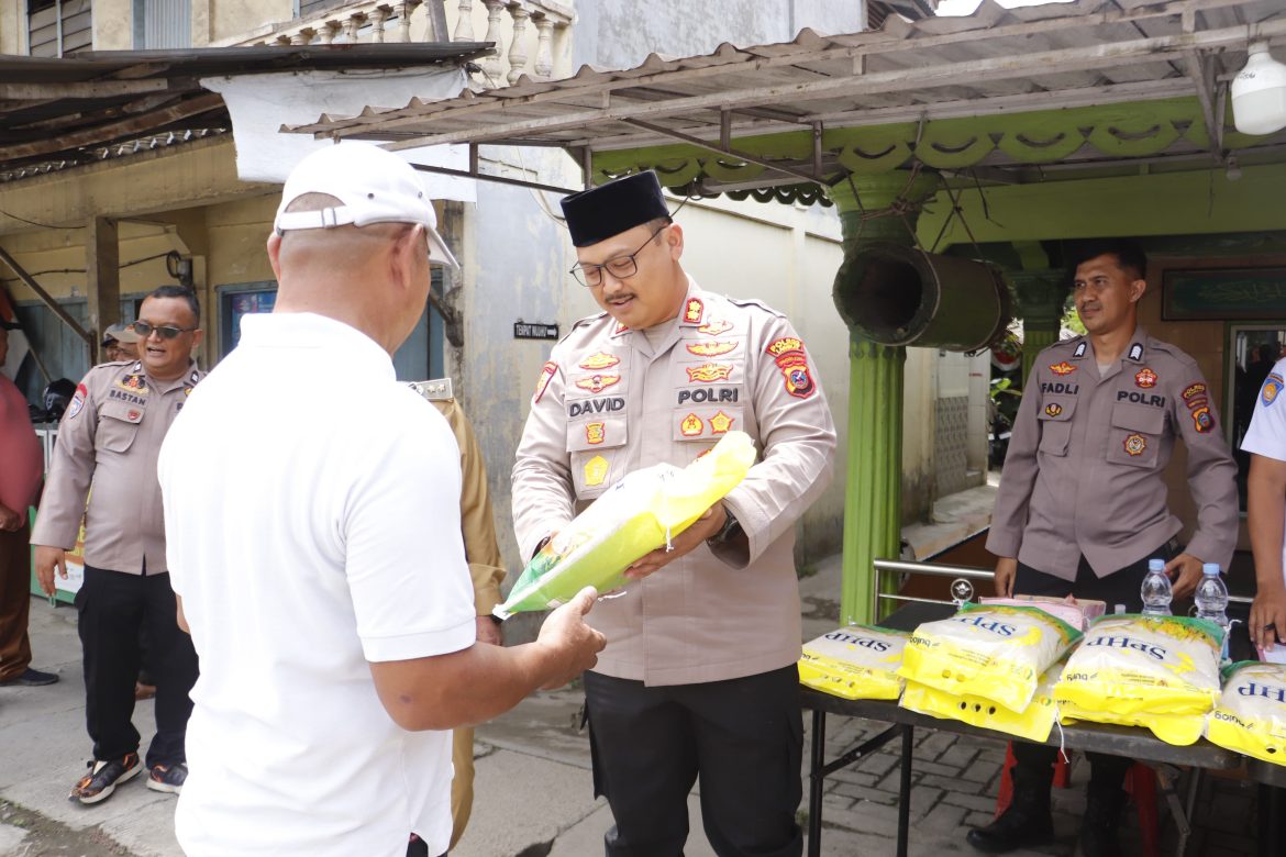 *Menjaga stabilitas dan mencegah terjadinya Implasi Polres Langkat secara bertahap terus Salurkan Beras Murah ke Pada Masyarakat.*