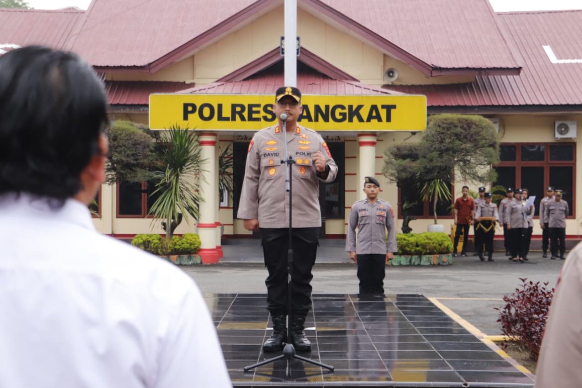 Berprestasi Dalam Menjalankan Tugas Kepolisian,Kapolres Langkat Berikan Piagam Penghargaan.