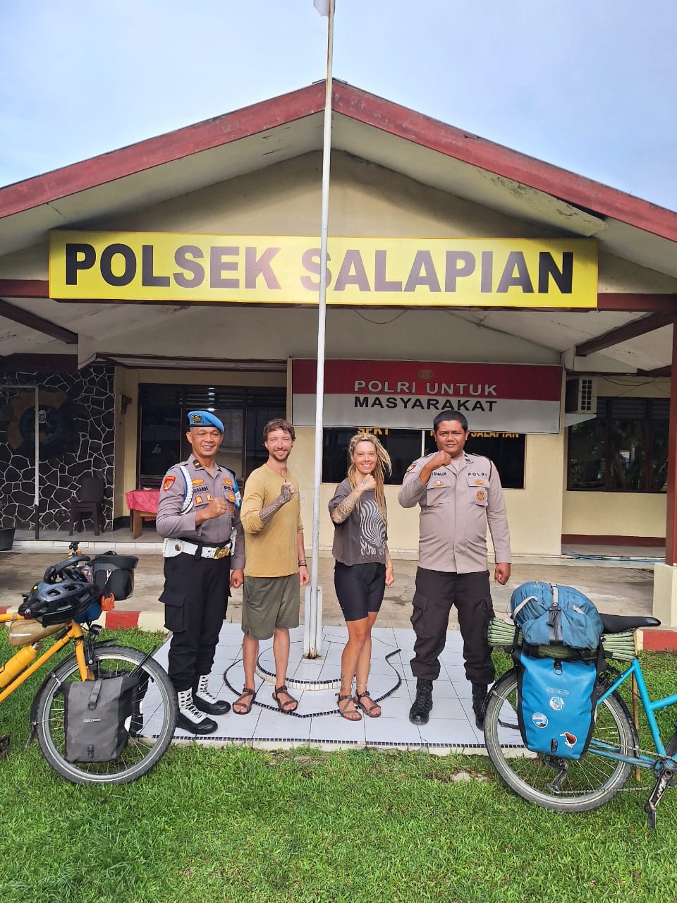 Dua Turis asal Jerman Menginap di Polsek Salapian dalam Perjalanannya Menuju Ke Objek Wisata Bukit Lawang.