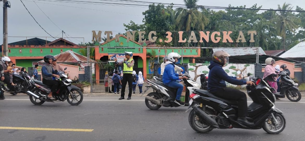 Sat Lantas Polres Langkat Laksanakan Pengaturan Lalu Lintas Pagi, Wujudkan Kelancaran dan Keamanan Pengguna Jalan.