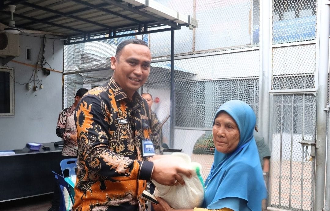 Dukung Program Akselerasi Rutan Tanjung Pura Salurkan Bantuan Sosial Kepada Keluarga Warga Binaan