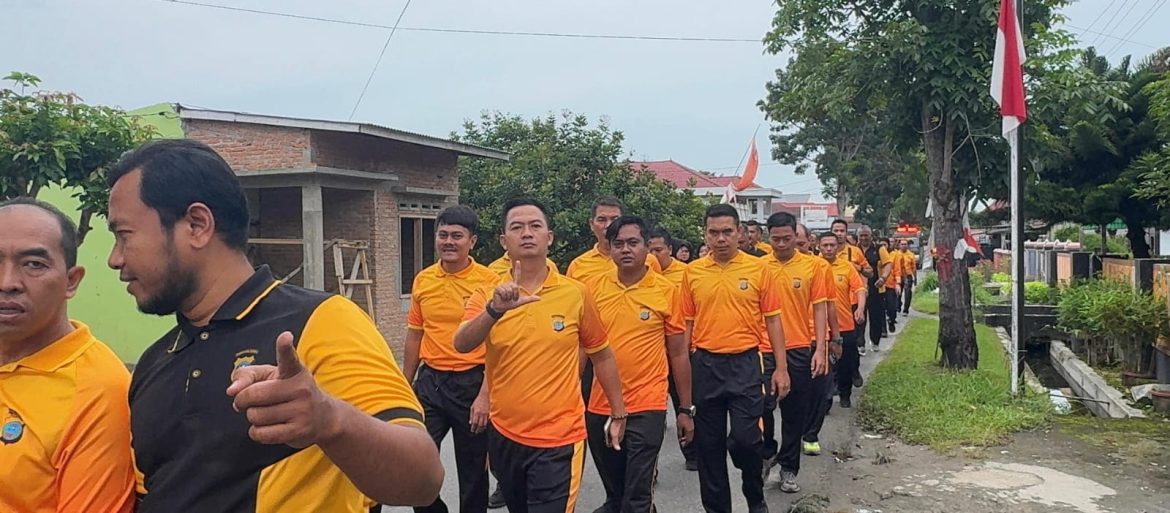 Kapolres Langkat Bersama Anggota Laksanakan Olahraga Pagi dengan Jalan Kaki santai.