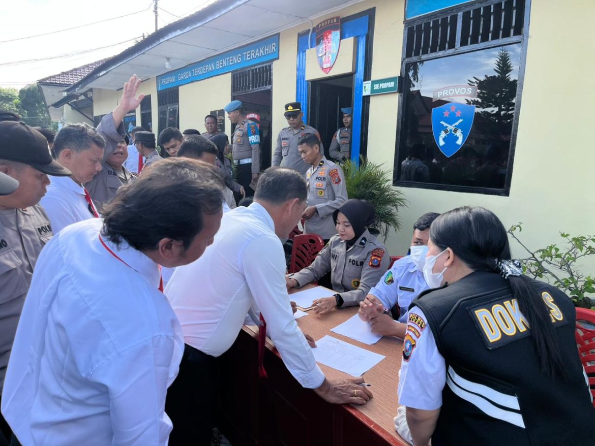 Polres Toba Dampingi Yanmeddokpol Rumkit RSB Tebing Tinggi Tes Urine Dadakan Personel Polres Toba