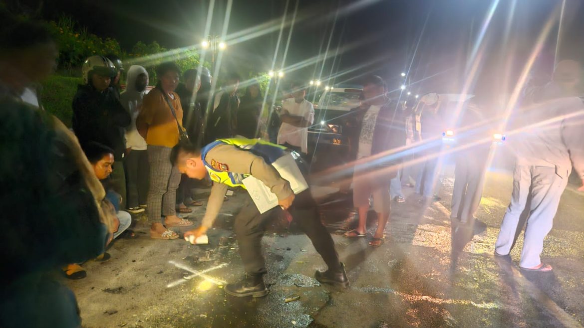 Pengendara Motor Terjatuh Dan Selip Lari Jalur Lalu di Tabrak Mobil.