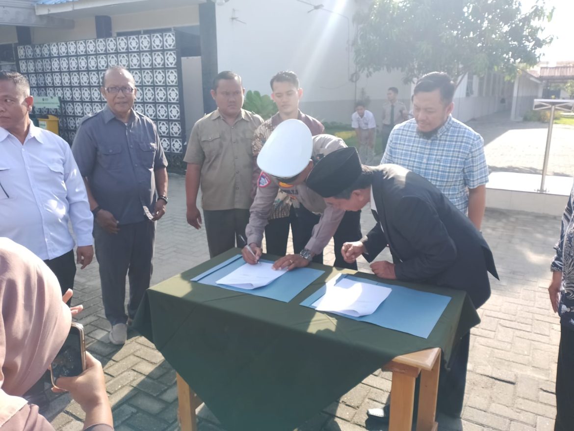 Satlantas Polres Langkat Tanamkan Disiplin Berlalu Lintas Sejak Dini di SMK Putra Jaya Jabal Rahmah Stabat.