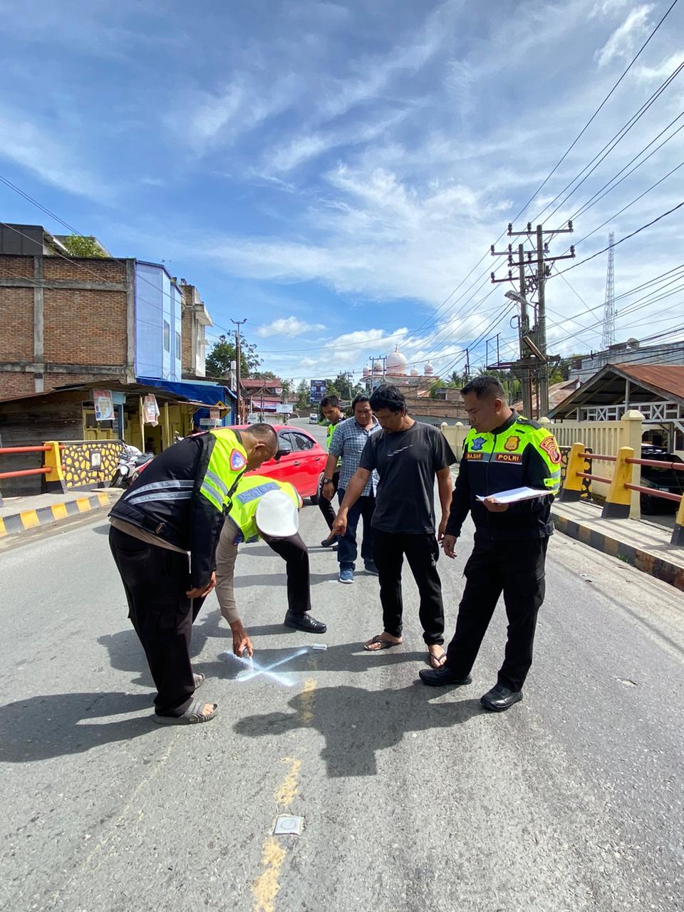 Sepeda Motor Hantam Dingding Truck 1 Meninggal 2 Luka-luka.