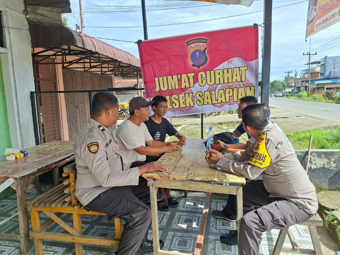 Melalui Jumat Curhat, Bhabinkamtibmas Dengarkan Keluhan Masyarakat di Warung Kopi.