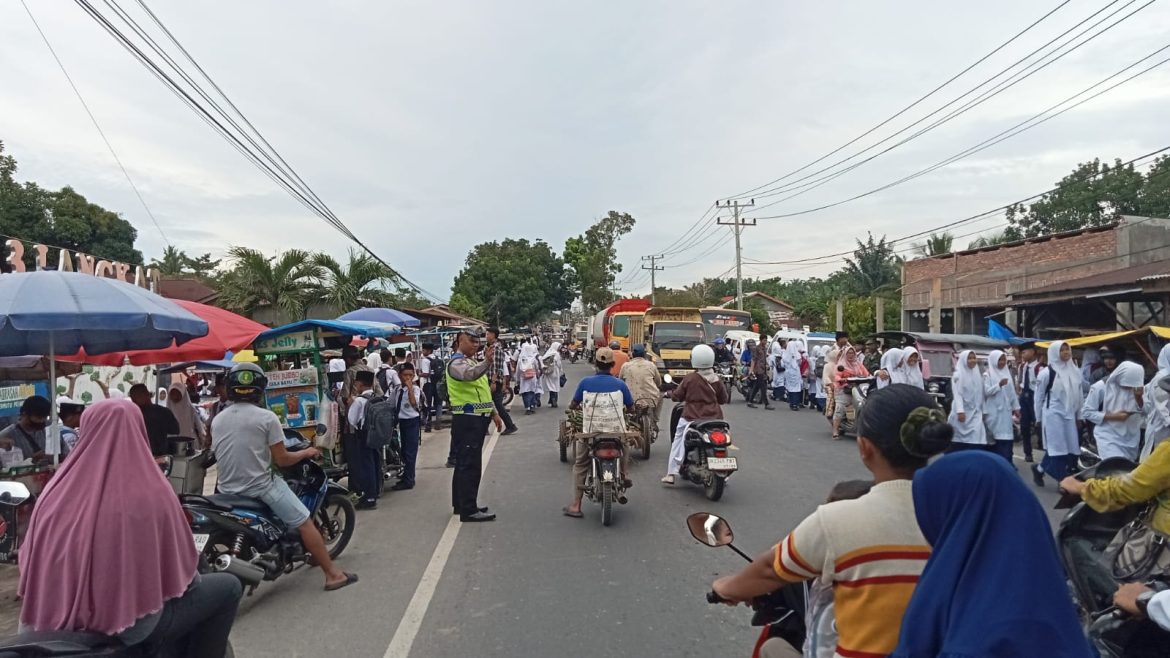 Polres Langkat Hadir di Setiap Pagi: Sat Lantas Kawal Kelancaran Aktivitas Masyarakat dan Pelajar.