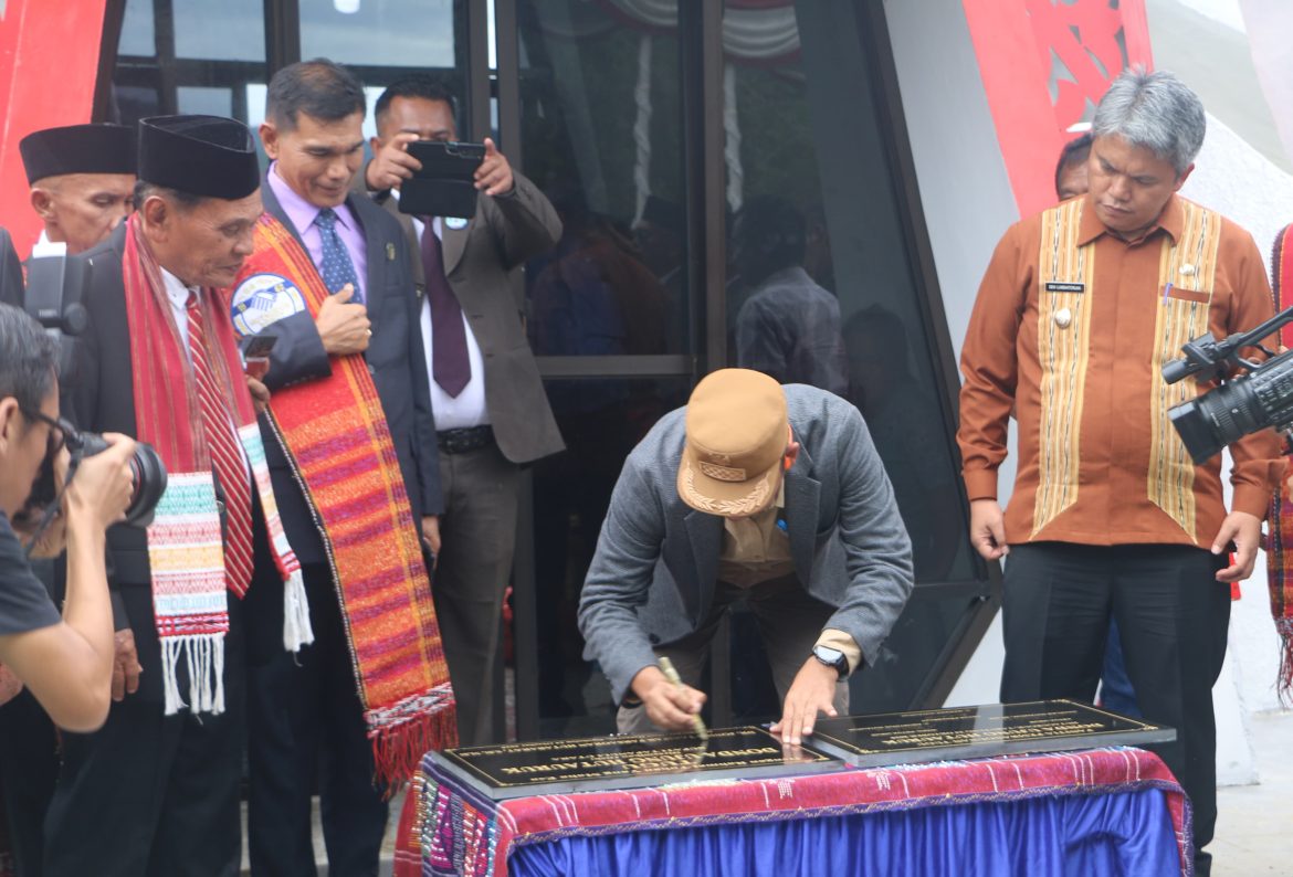 Bupati Taput Resmikan Tugu Donda Ujung Hutauruk, Ajak Diaspora Kolaborasi Bangun Bona Pasogit