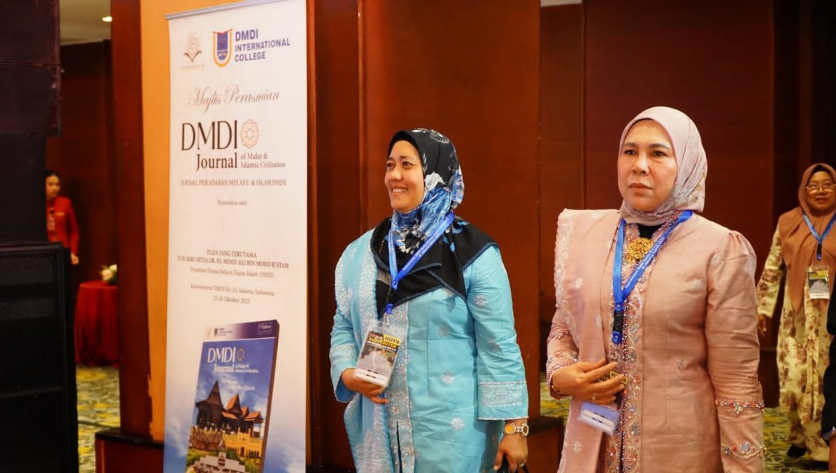 Ny. Endang Syah Afandin Terima Anugerah Tun Fatimah pada Konvensyen Dunia Melayu Dunia Islam