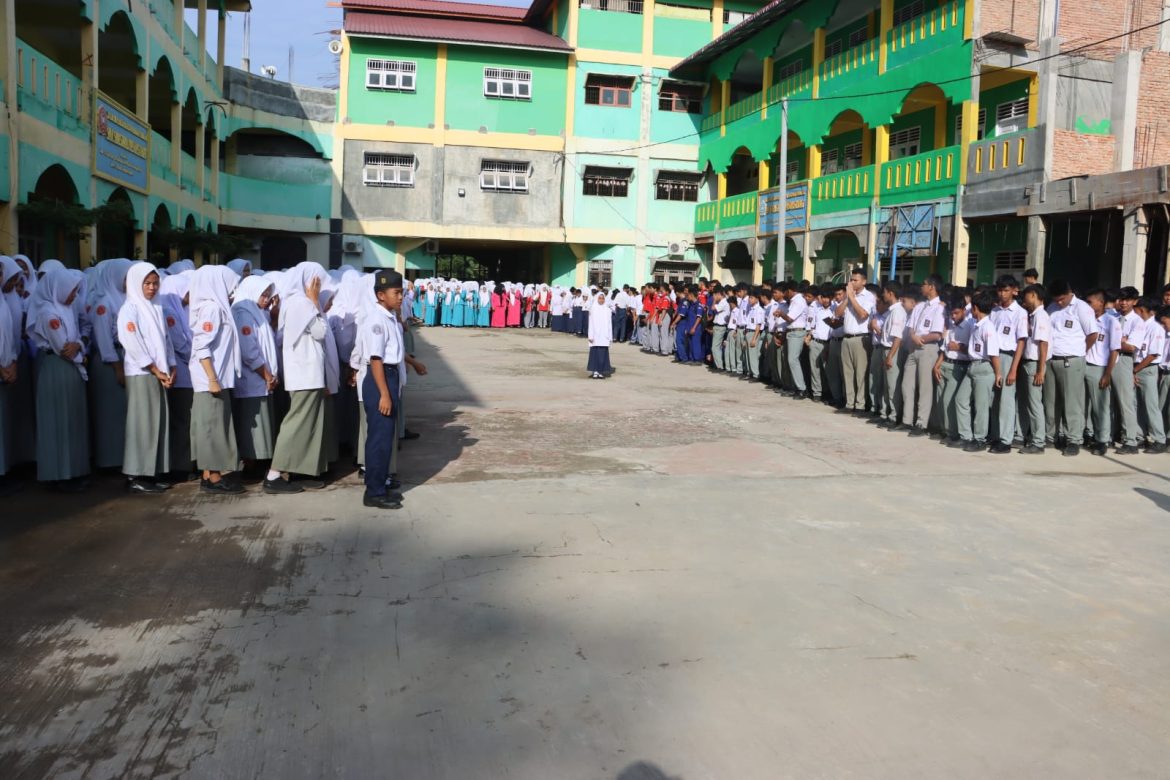 Upacara Bendera di Sekolah Al Maksum Stabat, Kapolres Langkat Sampaikan Pesan Moral dan Kedisiplinan.