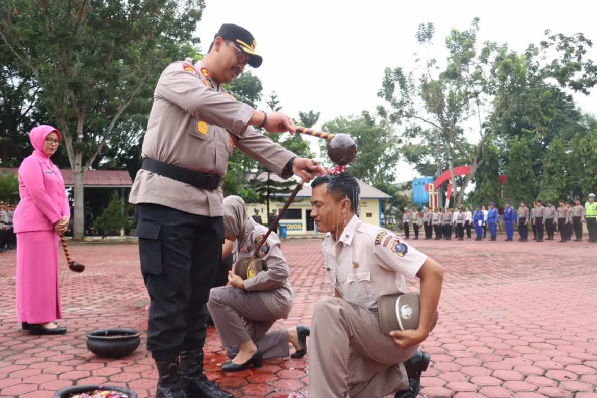 Kapolres langkat Pimpin Upacara Kenaikan Pangkat Pengabdian Dan Pelepasan Personel Purna Tugas