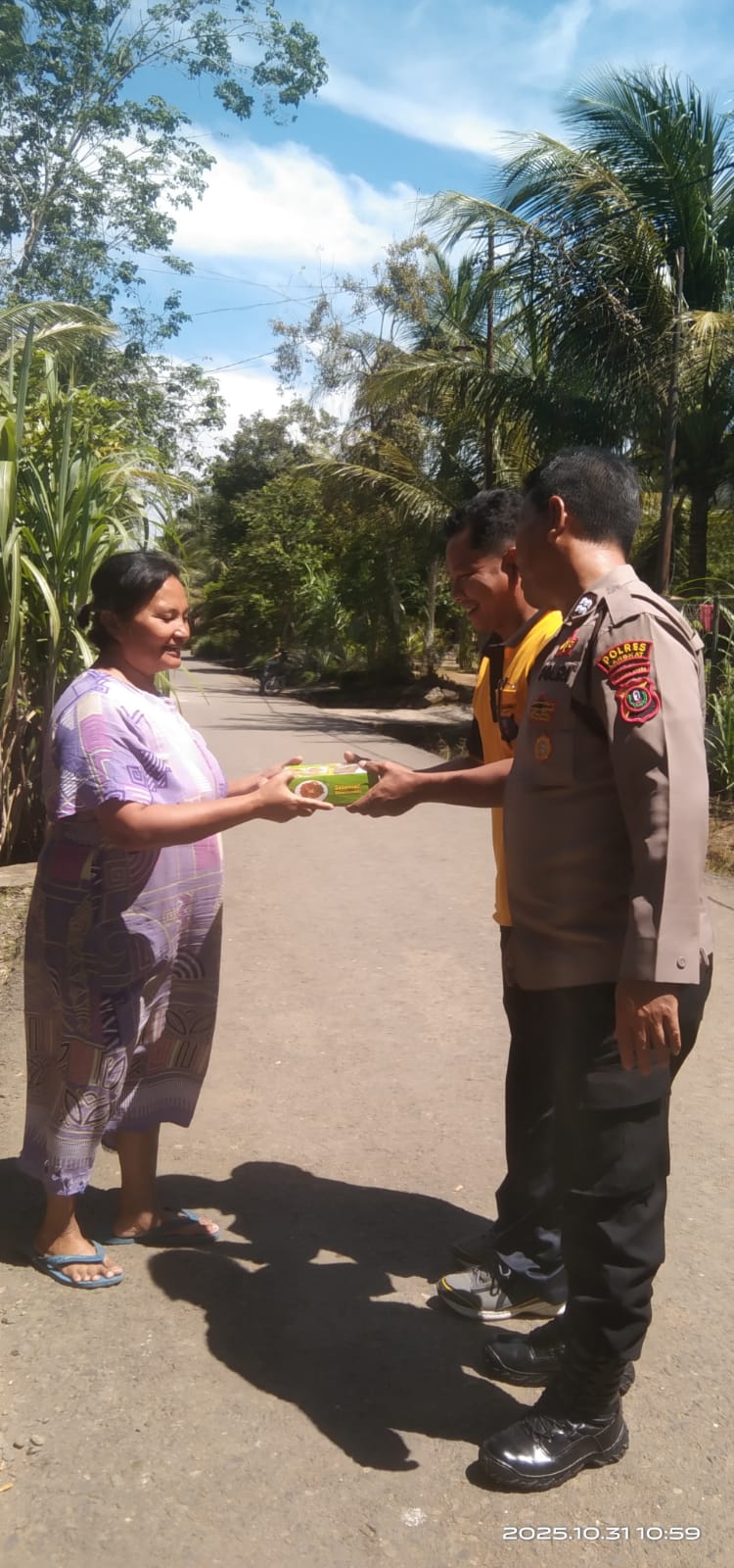 Jumat Baroqah, Polsek Bohorok Bagikan Nasi Kotak Untuk Warga Sekitar.