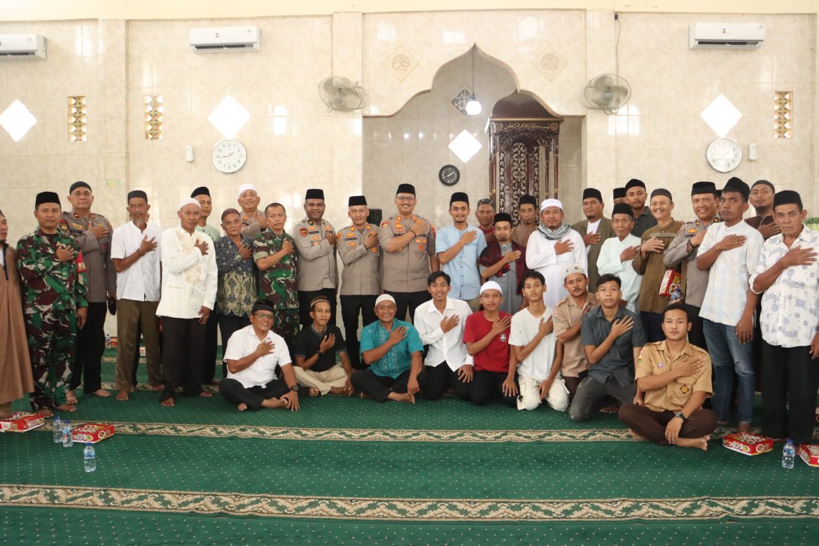 Safari Jumat di Kuala, Kapolres Langkat Ajak Warga Aktifkan Siskamling dan Informasikan bila temukan Peredaran Narkoba.