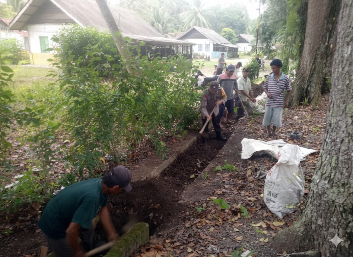 Bhabinkamtibmas Polsek Secanggang Ajak Warga Gotong Royong, Wujud Kepedulian Polri terhadap Lingkungan dan Kebersamaan.
