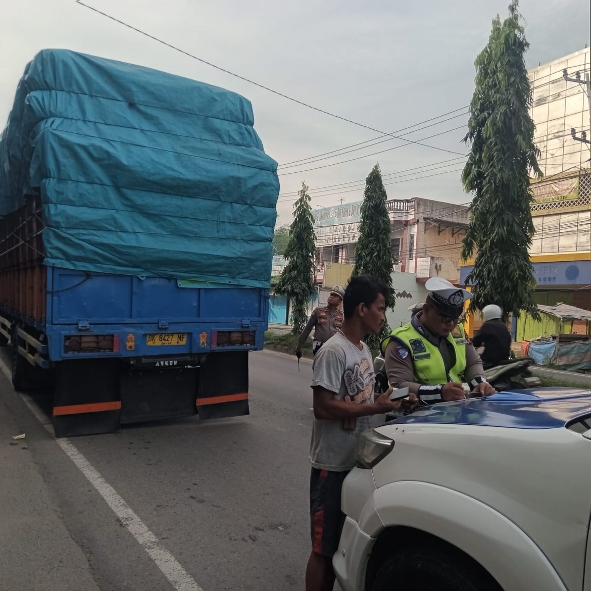Polres Langkat Tertibkan Truk ODOL, Tegaskan Komitmen Jaga Keselamatan dan Ketertiban Lalu Lintas.