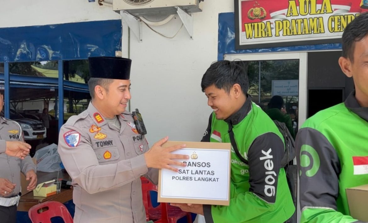 Jumat Berkah Sat Lantas Polres Langkat: Edukasi, Doa, dan Kepedulian untuk Pengemudi Ojek Online.