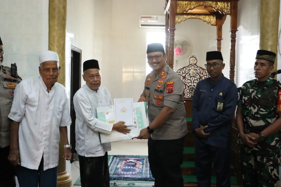 Kapolres Langkat Gelar Safari Jumat dan Jumat Curhat di Masjid Raya Bahorok, Ajak Warga Jaga Kamtibmas.