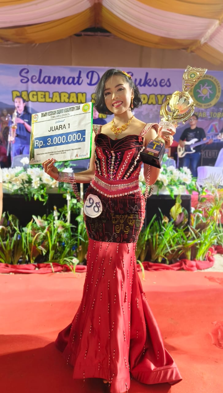 Briella Sibuea Sabet Juara I Fashion Show Remaja Pakaian Ulos Bintang Maratur di DKD Toba 2025