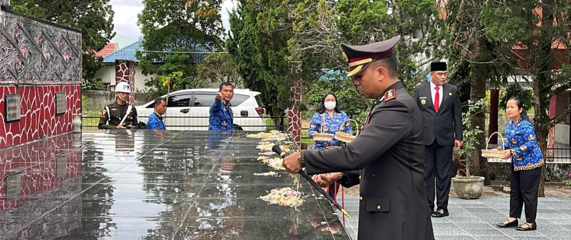 Kapolres Toba Pimpin Upacara dan Tabur Bunga di Makam Pahlawan Sisingamangaraja XII Balige