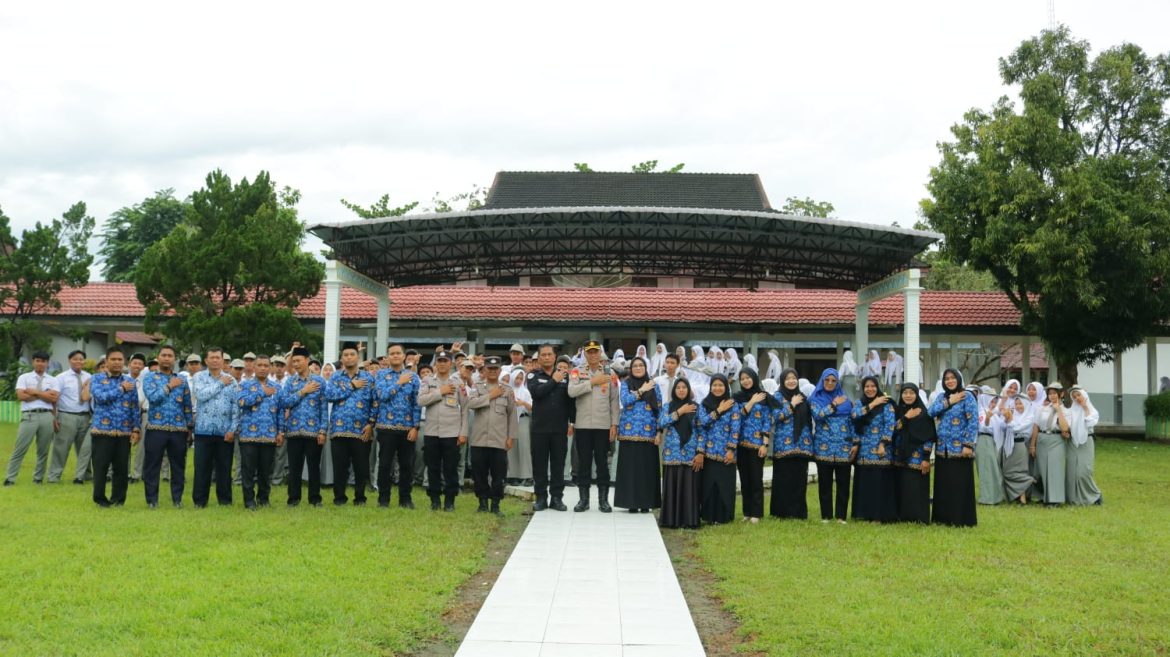 Kabag Ren Polres Langkat Bertindak Sebagai Inspektur Upacara Bendera Peringati Hari Pahlawan di SMK Negri 1 Staba.t