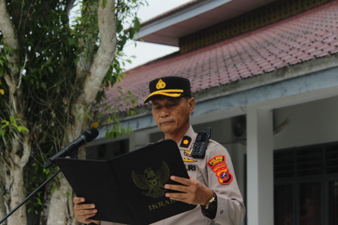 Kabag Ren Polres Langkat Bertindak Sebagai Inspektur Upacara Bendera Peringati Hari Pahlawan di SMK Negri 1 Stabat.