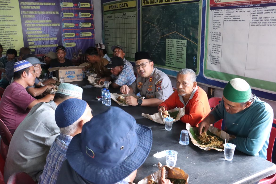 Kapolres Langkat melaksanakan Jumat Curhat dan Makan bersama dengan Abang Penarik becak serta Sampaikan Pesan Kamtibmas.