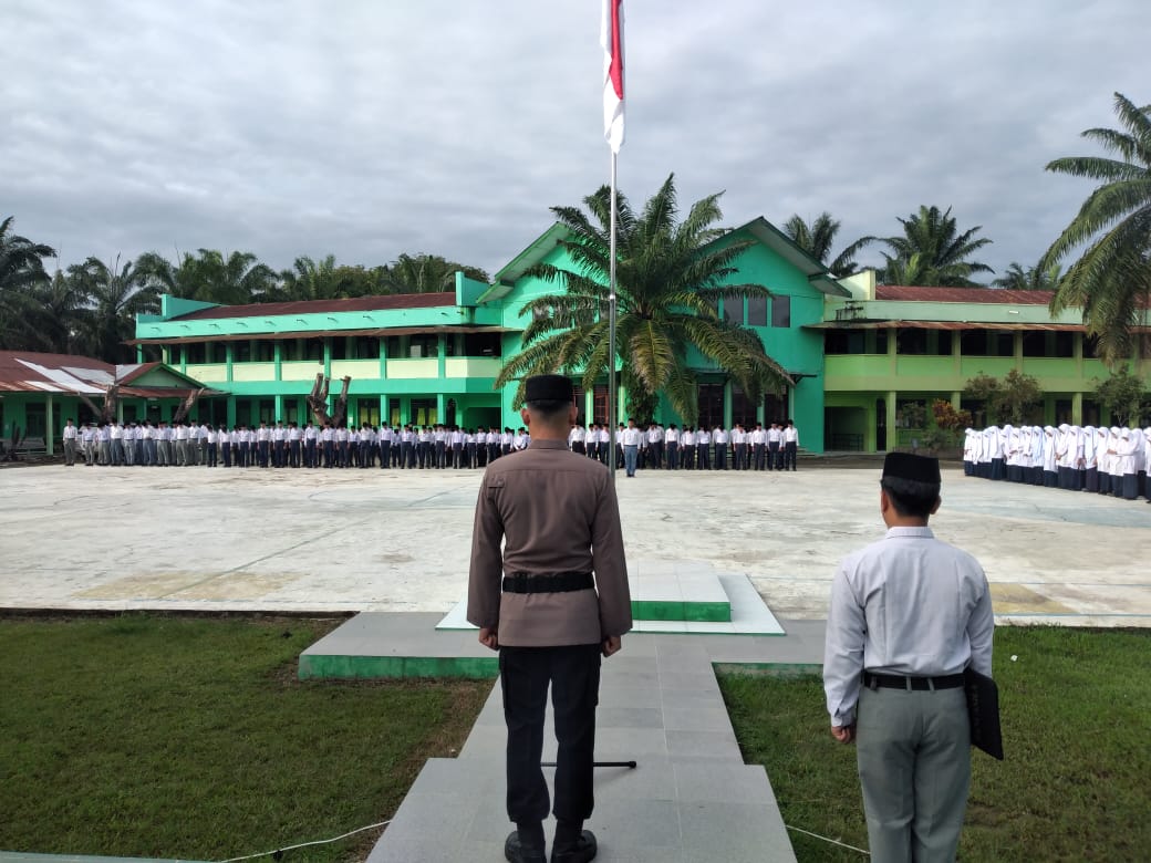 Polres Langkat Serentak Jadi Pembina Upacara di Sekolah,Tanamkan Disiplin, Edukasi Hukum dan Cegah Kenakalan Remaja.