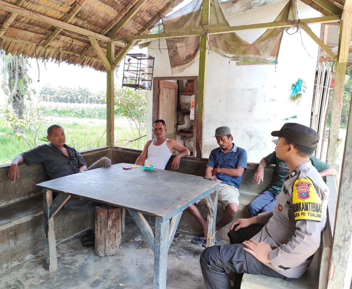 Memasuki Musim Hujan, Bhabinkamtibmas Desa Buluh Telang Himbau Warga Waspada Bencana Alam.