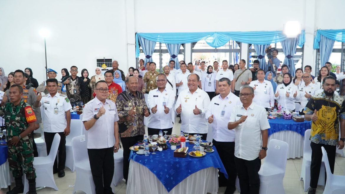 Bupati Syah Afandin Terima Penghargaan pada Hari Bhakti Kemen Imigrasi dan Kemasyarakatan