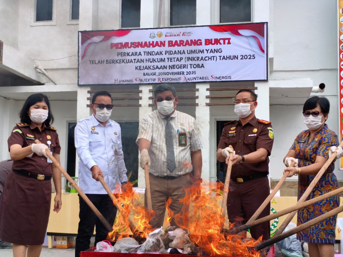 Kejari Musnahkan Barang Bukti Sebanyak 55 Perkara di Halaman Kantor Kejaksaan Negeri Toba