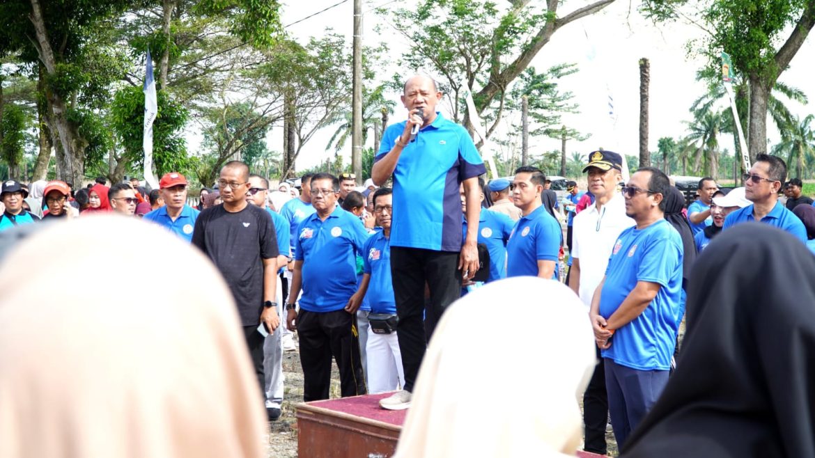 Gerak Jalan Santai HGN 2025, Bupati Syah Afandin Tekankan Penguatan Peran dan Kesejahteraan Guru.