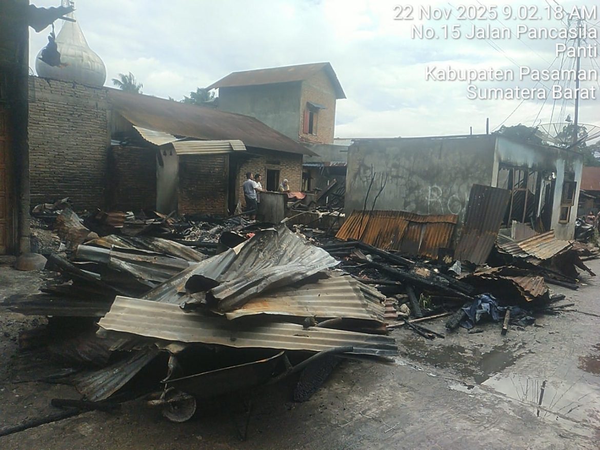 Kebakaran Hebat Hanguskan Tiga Rumah di Panti, Satu Lansia Luka Serius