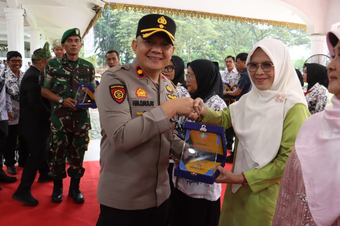 Wakapolres Langkat Hadiri Upacara HUT PGRI ke-80 dan Hari Guru Nasional 2025