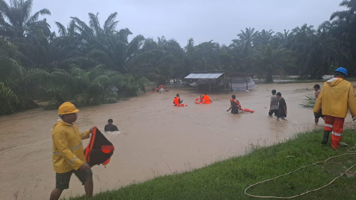 Team Gabungan Polsek Pangkalan Susu dan TNI AL Serta Koramil 15 Pangkalan Susu Bantu Evakuasi Warga Yang terdampak Banjir di Kelurahan Beras Basah dan Bukit Jengkol.