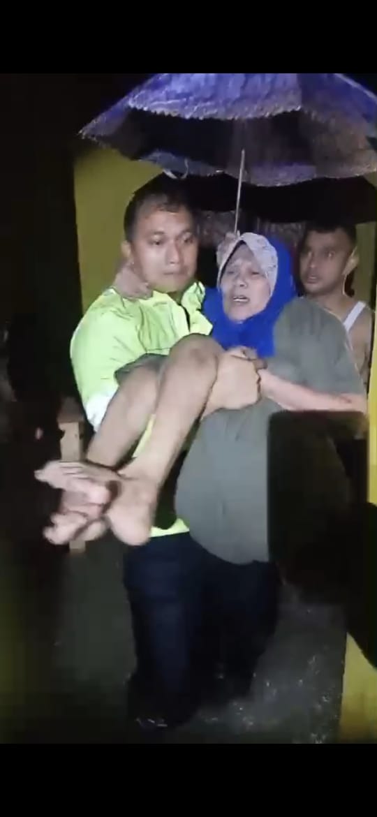 Polres Langkat Gerak Cepat Tangani Banjir dan Amankan Arus Lalu Lintas di Wilayah Terdampak.