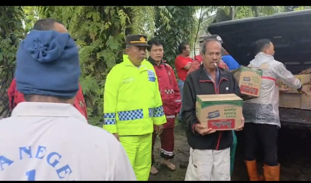 Banjir Rendam Langkat, Polres Salurkan Bantuan Sembako dan Nasi Bungkus ke Pengungsi