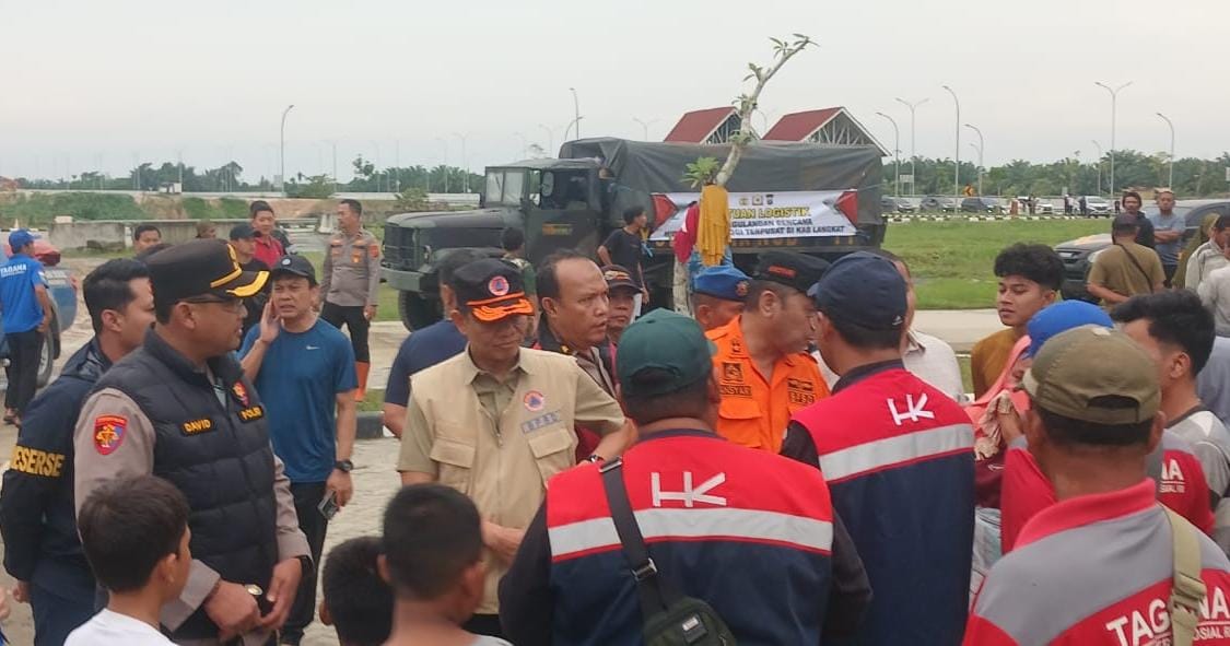 Kapolres Langkat Salurkan Bantuan Sosial untuk Pengungsi Banjir di Rest Area KM 42.